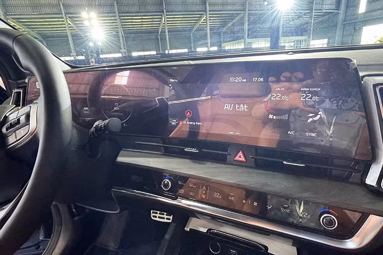 Hàng ghế trước của xe có sưởi và làm mát, ghế lái chỉnh điện tích hợp nhớ vị trí, điều hòa tự động, phanh tay điện tử. Riêng 4 bản 1.6T và 2.0D sẽ có thêm cần số điện tử và đèn viền nội thất.