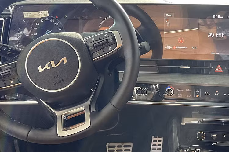 Về trang bị an toàn, Kia Sportage 2022 sẽ có nhiều tính năng hiện đại như cân bằng điện tử, camera lùi, camera 360 độ, cảm biến trước/sau, ga tự động thích ứng, cảm biến áp suất lốp,...