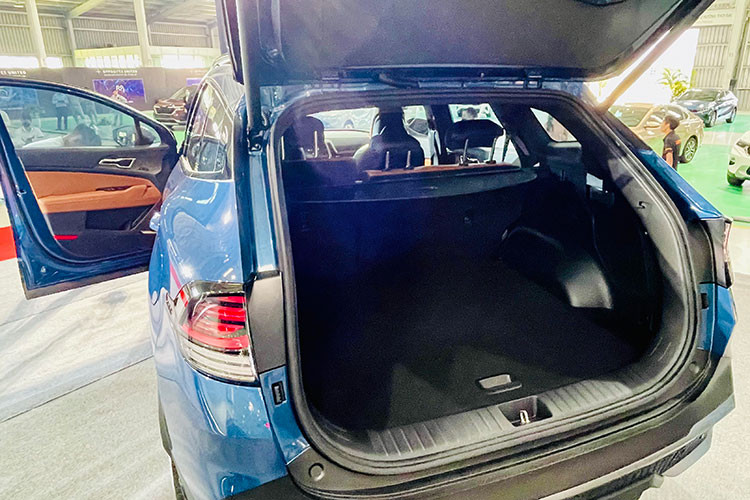 Mức giá xe Kia Sportage 2022 tại Việt Nam khởi điểm từ 899 triệu và cao nhất lên tới 1,099 tỷ đồng. Xe sẽ được phân phối với tổng cộng 8 phiên bản, đáng tiếc rằng xe không có động cơ Hybrid cũng như máy 2.4L.