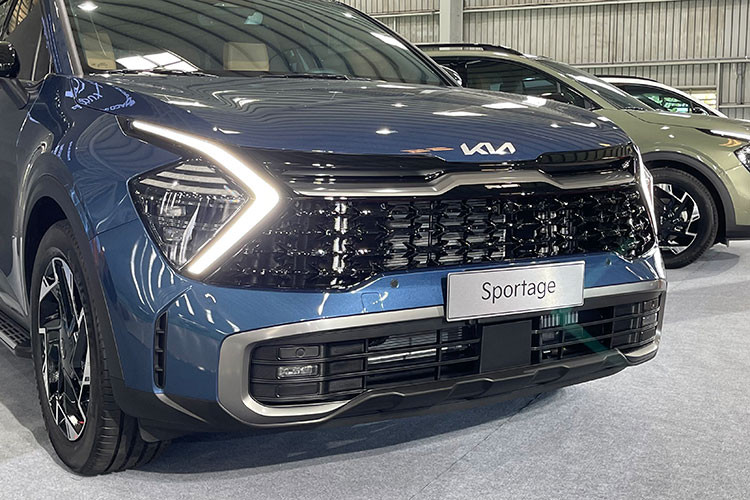 Được phát triển dựa trên nền tảng khung gầm hoàn toàn mới, Kia Sportage 2022 sở hữu một kích thước khá ấn tượng: 4.660 x 1.865 x 1.660 mm (Dài x Rộng x Cao) với chiều dài cơ sở đạt 2.755 mm