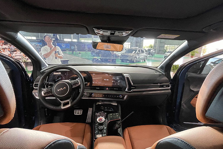 Nội thất của Kia Sportage 2022 cũng được thiết kế theo hướng hiện đại với nhiều trang bị đủ sức ganh đua với các mẫu xe khác cùng phân khúc. Cụ thể, 6 phiên bản Signature sở hữu bảng đồng hồ kỹ thuật số sau vô lăng, nối liền với màn hình giải trí và đều có kích cỡ 12,3 inch, đi kèm 8 loa Harman Kardon,...