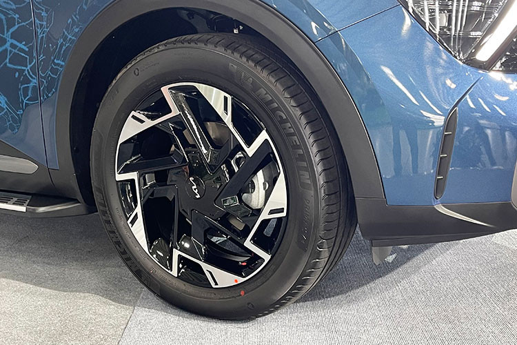 Về trang bị ngoại thất, tất cả 8 phiên bản của Kia Sportage 2022 tại thị trường việt Nam đều được trang bị mâm hợp kim 19 inch đa chấu với hai tông màu đẹp mắt, gương chiếu hậu chỉnh gập điện, đèn LED hoặc projector LED tùy phiên bản, cốp điện (ngoại trừ bản Luxury).