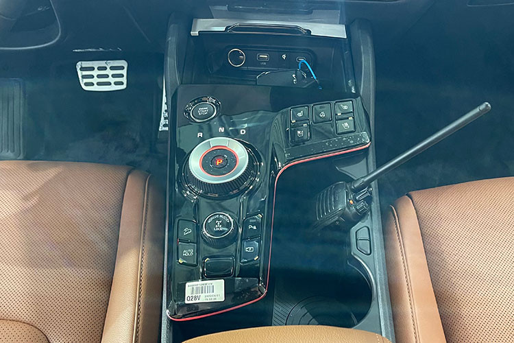 Tiếp theo là động cơ xăng, tăng áp, dung tích 1.6L kèm hộp số ly hợp kép 7 cấp và hệ dẫn động 4 bánh tạo ra 178 mã lực và 265 Nm. Cuối cùng là máy dầu, dung tích 2.0L sản sinh 184 mã lực và 416 Nm, hộp số là loại tự động 8 cấp đi cùng hệ dẫn động cầu trước.