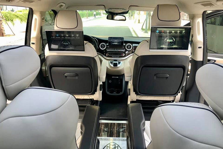 Các chi tiết độ bên trong nội thất chủ yếu nằm ở phía sau bao gồm; ghế massage cao cấp chỉnh điện cho "ông chủ", đèn trần đổi màu, sàn gỗ, bàn làm việc, 2 màn hình giải trí cỡ lớn đa phương tiện,...