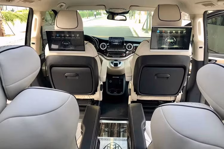 Các chi tiết độ bên trong nội thất chủ yếu nằm ở phía sau bao gồm; ghế massage cao cấp chỉnh điện cho "ông chủ", đèn trần đổi màu, sàn gỗ, bàn làm việc, 2 màn hình giải trí cỡ lớn đa phương tiện,...