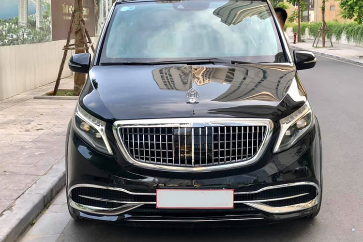 Thoạt nhìn, có thể thấy chiếc V220d này đã được thực hiện nhiều nâng cấp và thay đổi nhỏ ở ngoại thất, trong đó bao gồm việc thay thế toàn bộ phần cản trước và lưới tản nhiệt “đồ chơi” dành cho S-Class Mercedes-Maybach - những đồ chơi này thường được nhập về từ Thái Lan hoặc Trung Quốc.