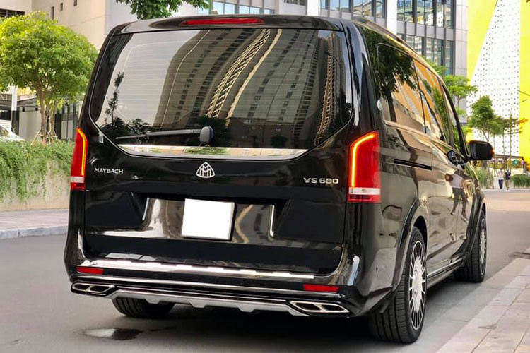 Một số chi tiết nhỏ ngoại thất của xe như logo ở vị trí cột D, chữ dán đuôi xe..., ngoài ra thợ độ Việt còn khéo léo thêm bậc lên xuống với logo siêu sang đầy chất chơi giúp nó không khác gì chiếc xe "hàng xịn". Cuối cùng bộ mâm nguyên bản của V220d đã được đổi sang bộ mâm đa chấu mới cỡ 19 inch theo phong cách Maybach.