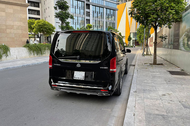 Xe đi kèm với 4 chế độ lái: Tiết kiệm (Eco), Êm ái (Comfort), Thể thao (Sport) và Số tay (Manual). V220d được trang bị đầy đủ các tính năng an toàn như: phanh ABS, BAS, chống trượt khi tăng tốc (ASR), cân bằng điện tử (ESP) hay hệ thống cảnh báo mất tập trung…