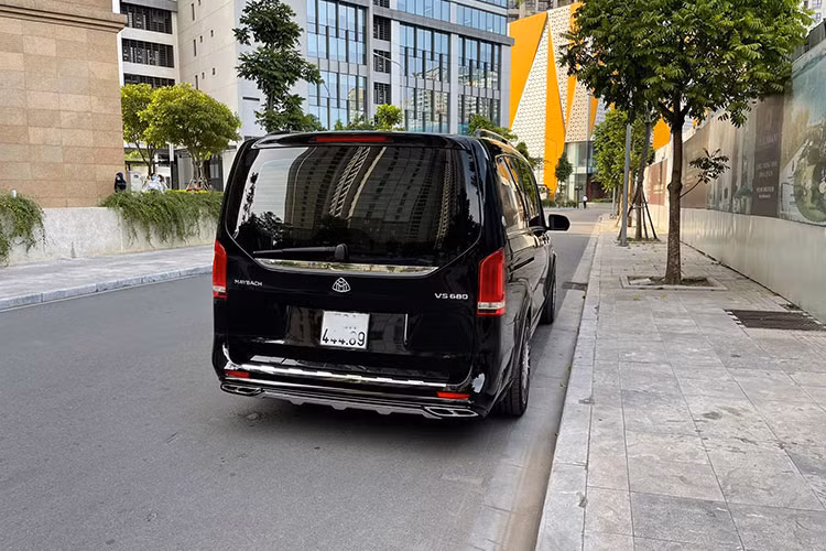 Xe đi kèm với 4 chế độ lái: Tiết kiệm (Eco), Êm ái (Comfort), Thể thao (Sport) và Số tay (Manual). V220d được trang bị đầy đủ các tính năng an toàn như: phanh ABS, BAS, chống trượt khi tăng tốc (ASR), cân bằng điện tử (ESP) hay hệ thống cảnh báo mất tập trung…