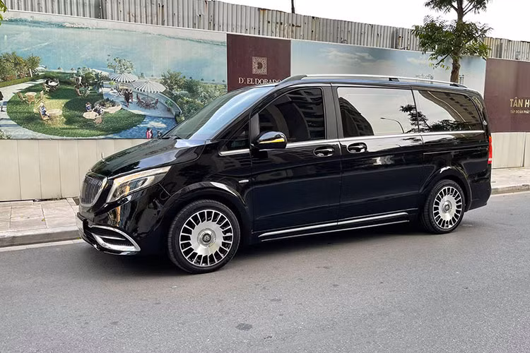 Tại thời điểm ra mắt năm 2016, giá xe Mercedes-Benz V220d 2016 bán ra chính hãng là 2,569 tỷ đồng. Nhờ nội thất rộng rãi, động cơ dầu bền bỉ kinh tế, trang bị an toàn cao, phiên bản V220d được nhiều khách hàng Việt đánh giá cao và lựa chọn làm phương tiện di chuyển lý tưởng cho các VIP hay cho doanh nghiệp.