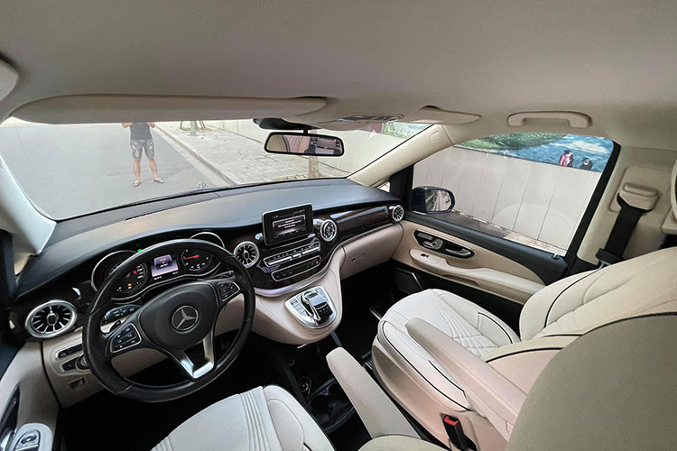 Chiếc MPV Mercedes-Benz V200d về cơ bản vốn đã sở hữu nội thất khá sang trọng và cao cấp so với một mẫu xe van, tuy nhiên chủ xe đã quyết định độ lại toàn bộ nội thất của V-Class để khiến nó trở thành một căn phòng sang trọng và đầy đủ tiện nghi.