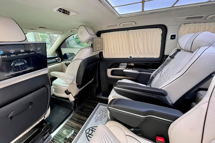 Những chi tiết gây chú ý khác của xe như cửa sổ trời toàn cảnh, hệ thống rèm cửa phong cách xe siêu sang, hộc và khay đựng đồ uống cho khách Vip... Đáng chú ý là sàn xe cũng được thiết kế đẹp mắt với logo của thương hiệu Maybach.