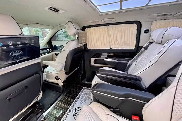 Những chi tiết gây chú ý khác của xe như cửa sổ trời toàn cảnh, hệ thống rèm cửa phong cách xe siêu sang, hộc và khay đựng đồ uống cho khách Vip... Đáng chú ý là sàn xe cũng được thiết kế đẹp mắt với logo của thương hiệu Maybach.