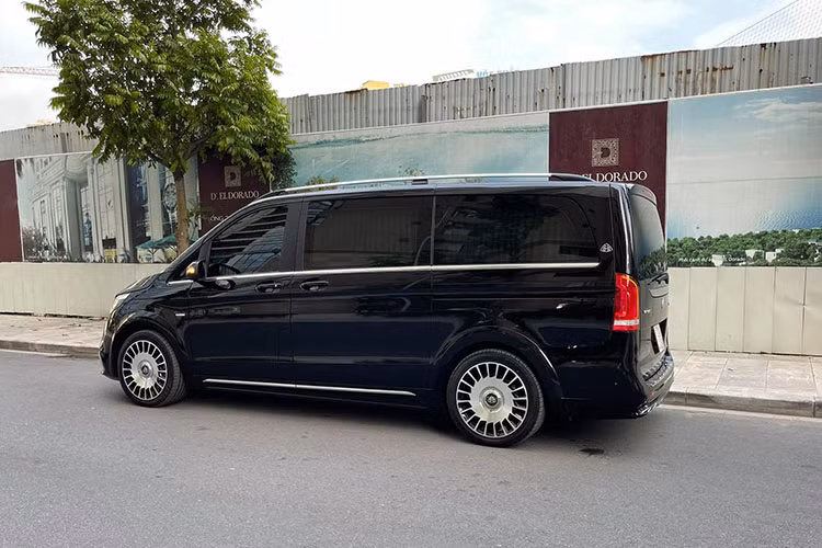 Hiện tại, dòng MPV Mercedes-Benz V-Class hiện không có phiên bản xe siêu sang Mercedes-Maybach, mà chỉ có 2 dòng S-Class và gần đây nhất là GLS-Class (GLS 600 Maybach). Tuy nhiên, điều đó không thể ngăn cản sở thích của chủ chiếc Mercedes-Benz V220d tại Việt Nam.