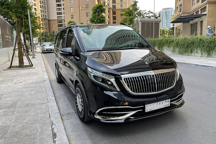 Thị trường Việt Nam những năm qua đã rộ lên trào lưu độ ngoại thất phong cách xe siêu sang Mercedes-Maybach lấy cảm hứng từ dòng Mercedes-Maybach S-Class. Trên thực tế, xe “Mẹc” được độ nhiều nhất là dòng S-Class với đủ các thế hệ, thậm chí là hai dòng thấp hơn E-Class và C-Class... Tuy nhiên, đối với dòng MPV hạng sang Mercedes V-Class thì khá hiếm và chiếc V220d đời 2016 này là một ví dụ.