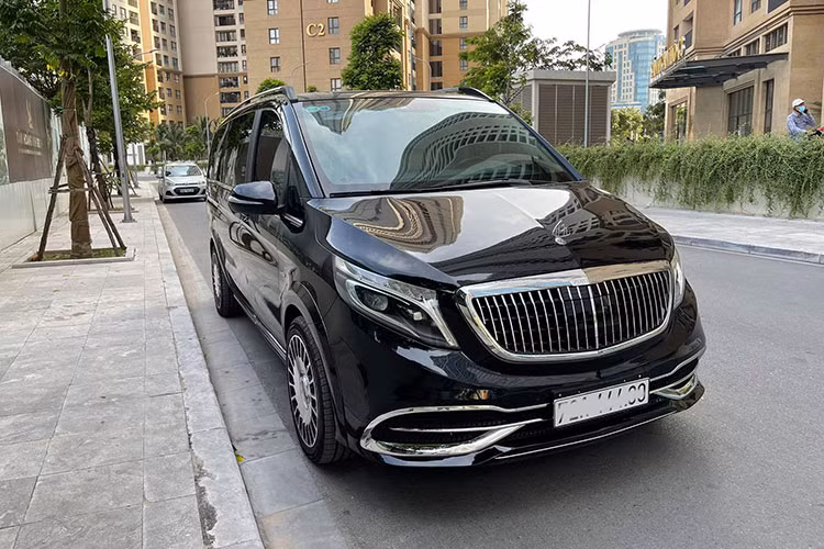Thị trường Việt Nam những năm qua đã rộ lên trào lưu độ ngoại thất phong cách xe siêu sang Mercedes-Maybach lấy cảm hứng từ dòng Mercedes-Maybach S-Class. Trên thực tế, xe “Mẹc” được độ nhiều nhất là dòng S-Class với đủ các thế hệ, thậm chí là hai dòng thấp hơn E-Class và C-Class... Tuy nhiên, đối với dòng MPV hạng sang Mercedes V-Class thì khá hiếm và chiếc V220d đời 2016 này là một ví dụ.