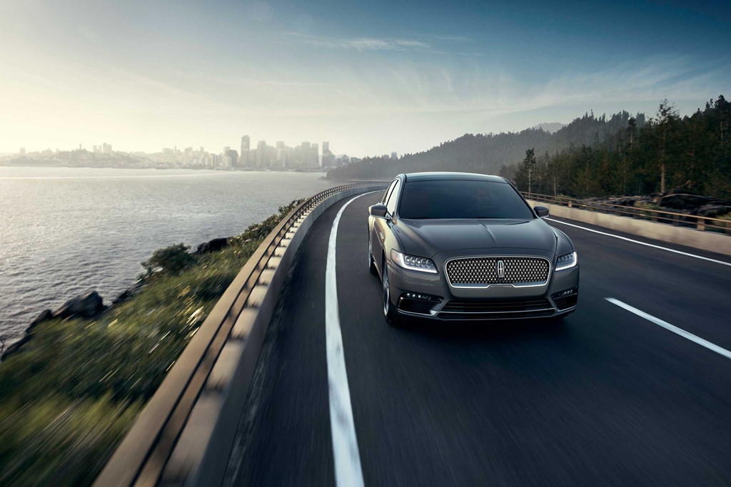 Lincoln Continental: với chiều dài gần 5,2 m, mẫu xe có giá bán từ 45.160 USD chỉ ngắn hơn xe sang Cadillac Escalade SUV khoảng 2 inch. Bên cạnh đó, xe được trang bị động cơ V6 3.0L công suất 305 mã lực mô-men xoắn 380 Nm. Ngoài ra Lincoln Continental cũng còn nhiều tùy chọn nâng cấp cho hiệu suất mạnh mẽ hơn.