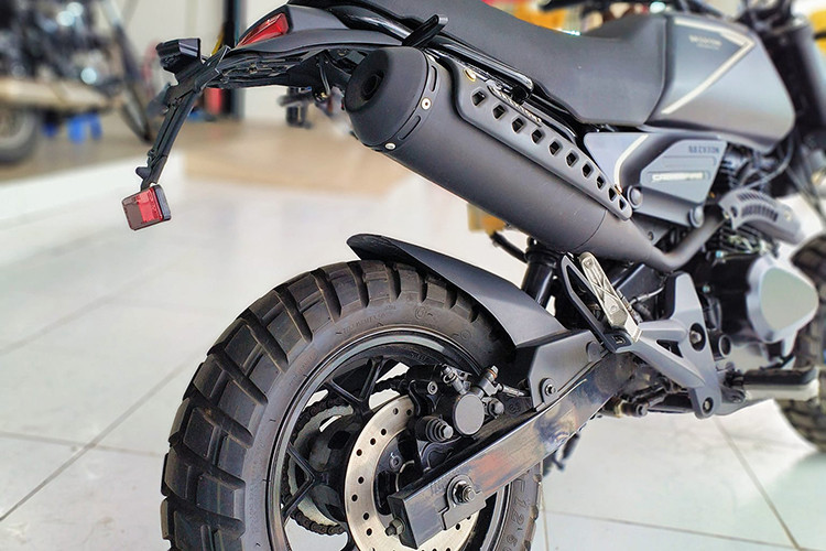 Cung cấp sức mạnh cho Brixton Crossfire Mini 125 là động cơ xi-lanh đơn, làm mát bằng không khí, công suất gần 11 mã lực, mô-men xoắn cực đại 9,6Nm đi kèm số côn tay 5 cấp.