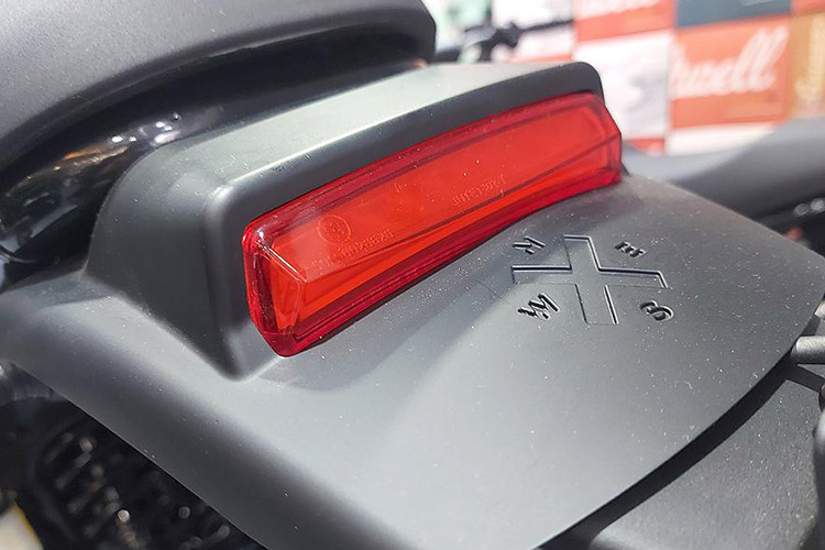 Cần nói thêm rằng hãng cũng có một chiếc Crossfire 125 khác, nhưng mẫu này sử dụng động cơ DOHC khác biệt và có cấu hình bánh trước/sau 17 inch của mô tô truyền thống.