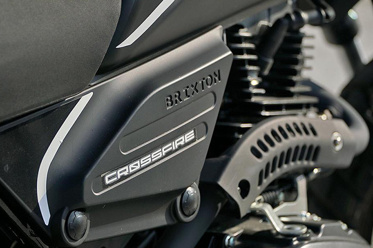 Trong khi đó Brixton Crossfire Mini 125 là một chiếc minibike bánh 12 inch với mâm khá giống với đối thủ đình đến từ Nhật Bản là Honda MSX 125 và lốp gai.