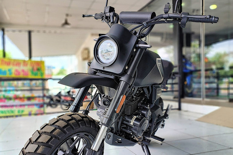 Đặc trưng của dòng Crossfire là bình xăng vuông vức, dập nổi hình chữ C đã được Brixton đem lên chiếc minibike này. Các tấm ốp 2 bên thân và yên cũng được tạo hình "ton-sur-ton" với bình xăng, tạo cho toàn bộ thân xe vẻ liền khối.