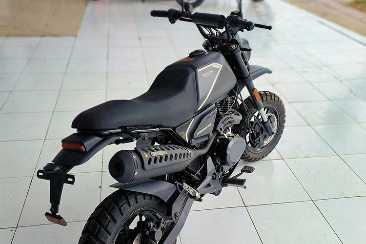 So với những mẫu Brixton từng được biker Việt biết tới trước đây, Crossfire Mini 125 có thiết kế hiện đại hơn nhờ phuộc USD, đèn pha LED choá tròn trước.