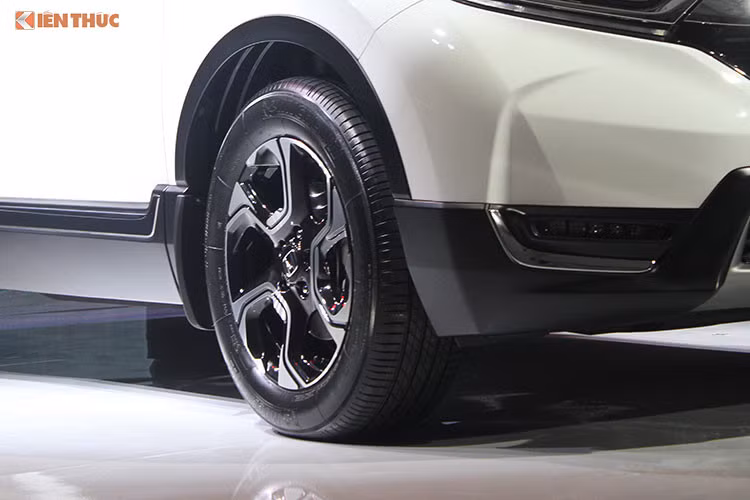 Vì vậy, HVN vẫn chưa thể nhập khẩu xe CR-V mới về với mức thuế nhập khẩu 0% để có mức giá bán lẻ đề xuất như mong đợi (dưới 1,1 tỉ đồng). Trong khi đó, HVN cũng đã quyết định nhập khẩu trước thời điểm tháng 1/2018 một số lượng hạn chế là 750 xe CR-V thế hệ mới, nhằm đáp ứng một lượng xe cho khách hàng.