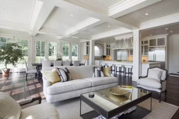 Phòng khách và phòng bếp được thiết kế hoàn chỉnh.