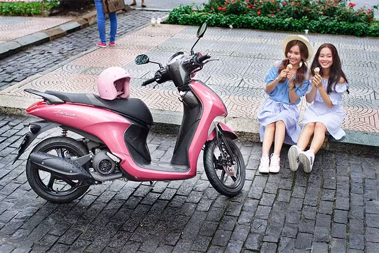 Cung cấp sức mạnh cho Janus là khối động cơ 125 cc 1 xi-lanh SOHC làm mát bằng gió, có công suất tương đối nhỏ 9,5 mã lực và mô-men xoắn cực đại 9,6 Nm. Sử dụng công nghệ Blue Core và nòng xi-lanh hợp kim DiASil, động cơ này cũng đã được sử dụng trên nhiều mẫu xe tay ga của Yamaha ở cả Việt Nam lẫn trên Thế giới. 