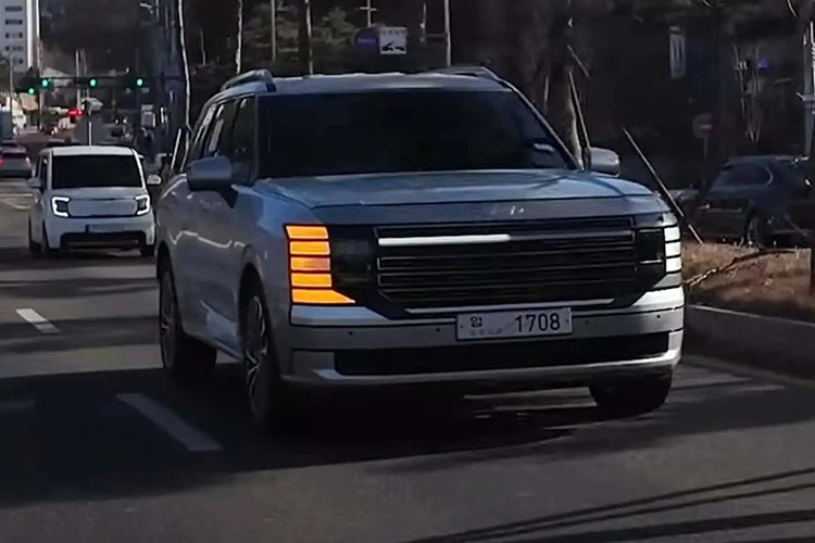 Lịch bàn giao của mẫu xe SUV Hyundai Palisade 2025 được lên kế hoạch bắt đầu từ quý I/2025 tại thị trường Hàn Quốc, trong khi các thị trường quốc tế dự kiến nhận xe từ giữa năm sau.