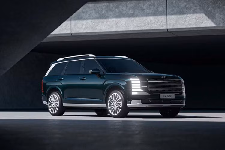 Vào giữa tháng 12 này, chỉ một tuần sau khi Hyundai Palisade 2025 mới được giới thiệu lần đầu tiên, thông tin chi tiết về thông số kỹ thuật và giá bán của dòng SUV cỡ lớn này đã bị rò rỉ tại Hàn Quốc.