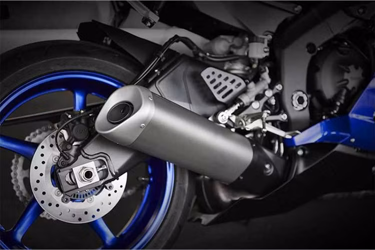 Khác với đời cũ, các hệ thống điện tử hỗ trợ từ R1 cũng đã được đem xuống R6 như điều khiển lực kéo 6 chế độ (có thể tắt được) hay hệ thống lái D-Mode 3 chế độ. Trong khi đó, hệ thống lên số nhanh không cần bóp côn là trang bị tùy chọn. Các nút bấm điều chỉnh hệ thống điều khiển lực kéo và chế độ lái nằm 2 bên cùm công tắc của xe.