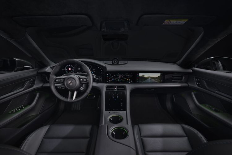 Bên trong xe điện có màn hình mới với giao diện người dùng được tối ưu hóa có cần gạt phía sau vô lăng giúp việc sử dụng các công nghệ hỗ trợ người lái trở nên trực quan hơn. Apple CarPlay đã được tích hợp sâu hơn vào hệ thống thông tin giải trí và chức năng video mới trong xe cho phép phát trực tuyến trên màn hình trung tâm và màn hình khách. 