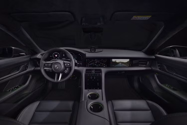 Bên trong xe điện có màn hình mới với giao diện người dùng được tối ưu hóa có cần gạt phía sau vô lăng giúp việc sử dụng các công nghệ hỗ trợ người lái trở nên trực quan hơn. Apple CarPlay đã được tích hợp sâu hơn vào hệ thống thông tin giải trí và chức năng video mới trong xe cho phép phát trực tuyến trên màn hình trung tâm và màn hình khách. 