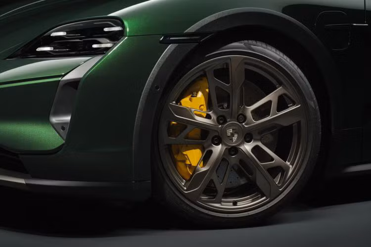 Taycan 2024 cũng sẽ có các tùy chọn màu sắc mới, đồng thời các mẫu Turbo và Turbo S sẽ có các điểm nhấn Turbonite độc quyền của Porsche để phân biệt chúng với các mẫu còn lại trong dòng sản phẩm. 