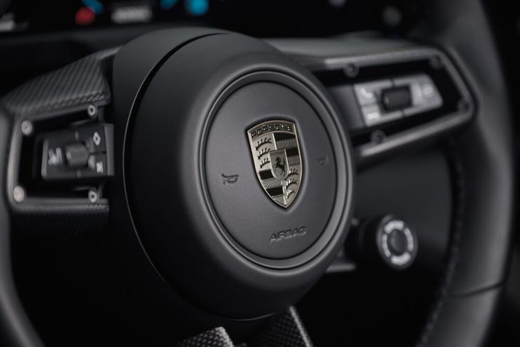 Thiết kế bên ngoài của Taycan 2024 cũng được cập nhật với đèn hậu và đèn pha mới. Ở phía trước, hệ thống chiếu sáng được trang bị công nghệ HD-Matrix với các chi tiết quang học. Trong khi đó, điểm nhấn ở phía sau là logo Porsche có thể phát sáng nhờ được trang bị các bóng LED.