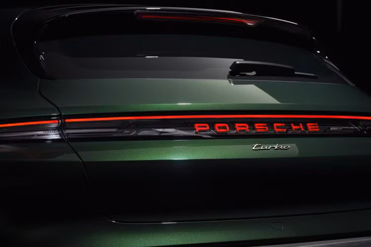 Bên cạnh đó, xe còn được bổ sung hai tùy chọn nội thất không bọc da mới đã được giới thiệu. Ngoài ra, khách hàng còn có thể thay thế da bò bằng các loại chất liệu khác như Race-Tex và vải tlen dệt theo hoa văn Pepita (houndstooth).