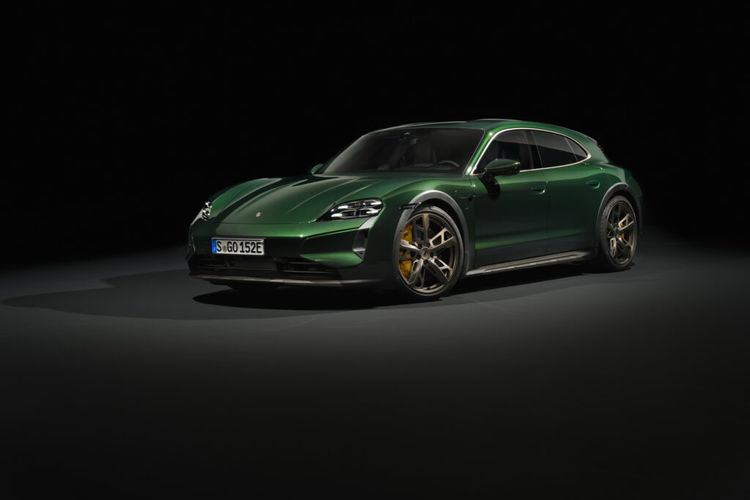 Xe sẽ bắt đầu có mặt tại các đại lý ở Mỹ vào mùa hè năm nay, mức giá xe Porsche Taycan 2024 dao động từ 99.400 - 211.700 USD (tương đương khoảng 2,43 - 5,1 tỷ đồng). 