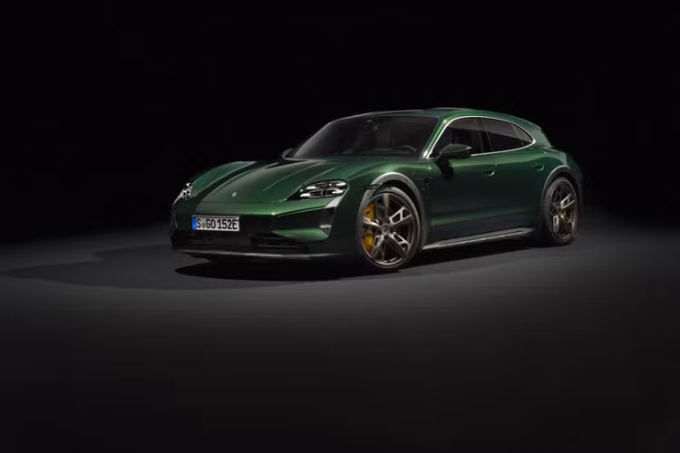 Xe sẽ bắt đầu có mặt tại các đại lý ở Mỹ vào mùa hè năm nay, mức giá xe Porsche Taycan 2024 dao động từ 99.400 - 211.700 USD (tương đương khoảng 2,43 - 5,1 tỷ đồng). 