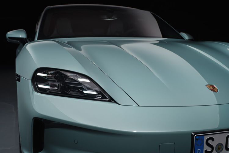 Porsche Taycan 2024 thể thao được trang bị tiêu chuẩn hệ thống treo khí nén thích ứng. Trong khi đó, hệ thống treo Porsche Active Ride cao cấp hơn được cung cấp dưới dạng tùy chọn cho các mẫu xe dùng hệ dẫn động hai cầu. Ngoài ra, xe cũng được cải thiện về khả năng khí động học nhờ được trang bị bộ mâm mới và lốp được thiết kế để giảm lực cản lăn.