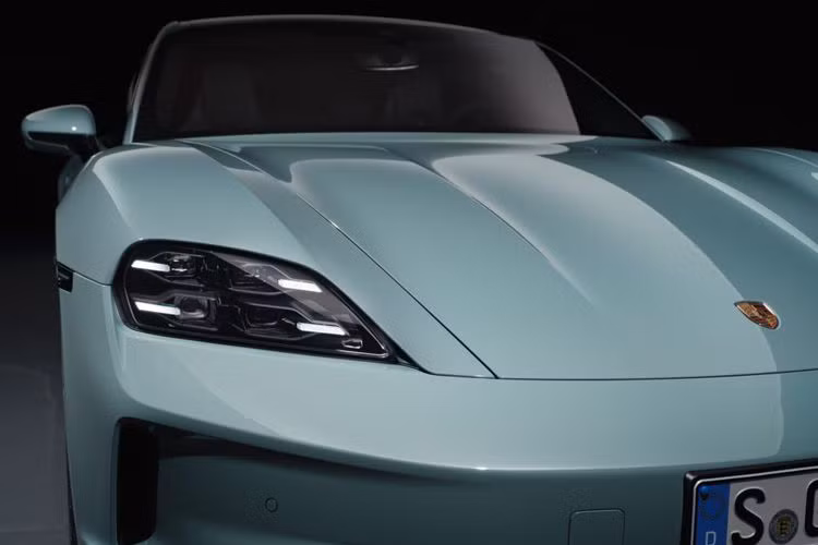 Porsche Taycan 2024 thể thao được trang bị tiêu chuẩn hệ thống treo khí nén thích ứng. Trong khi đó, hệ thống treo Porsche Active Ride cao cấp hơn được cung cấp dưới dạng tùy chọn cho các mẫu xe dùng hệ dẫn động hai cầu. Ngoài ra, xe cũng được cải thiện về khả năng khí động học nhờ được trang bị bộ mâm mới và lốp được thiết kế để giảm lực cản lăn.