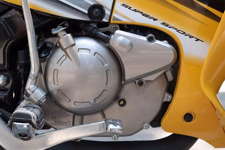 Do dải mô-men xoắn ngắn đặc trưng của động cơ 2 kỳ nên chiếc xe được trang bị hộp số tới 6 cấp (1 tiến, 2 - 3 - 4 -5 -6 móc). Với động cơ mạnh mẽ, 125 ZR đã được sử dụng làm xe đua chính thức cho các giải chuyên nghiệp và bán chuyên ở Malaysia trong nhiều năm liền, cho tới khi dòng xe Exciter xuất hiện.