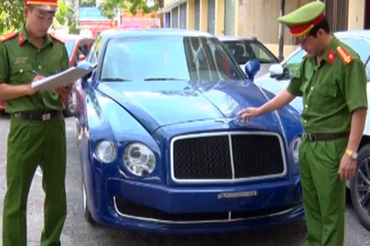 Mới đây, trên kênh truyền hình của tỉnh Quảng Bình đã xuất hiện thông tin về việc rao bán đấu giá một chiếc siêu xe sang Bentley Mulsanne màu xanh dương. Đơn vị rao bán đấu giá chiếc Bentley Mulsanne này là Trung tâm dịch vụ bán đấu giá tài sản tỉnh Quảng Bình.