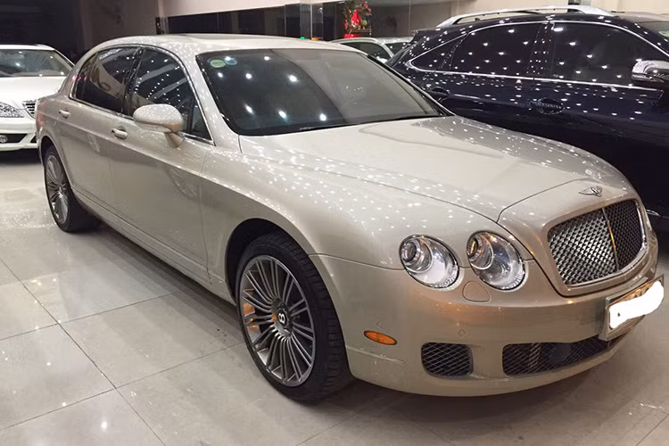 Nói cách khác, đây không phải là Bentley Mulsanne nguyên bản. Thay vào đó, rất có thể chiếc xe được độ lại từ Continental Flying Spur Speed "xịn" (Ảnh minh hoạ). Nhưng dù sao, theo đánh giá của một số người, cái giá 1,6 tỷ Đồng để sở hữu một chiếc xe sang Bentley vẫn là khá "hời".