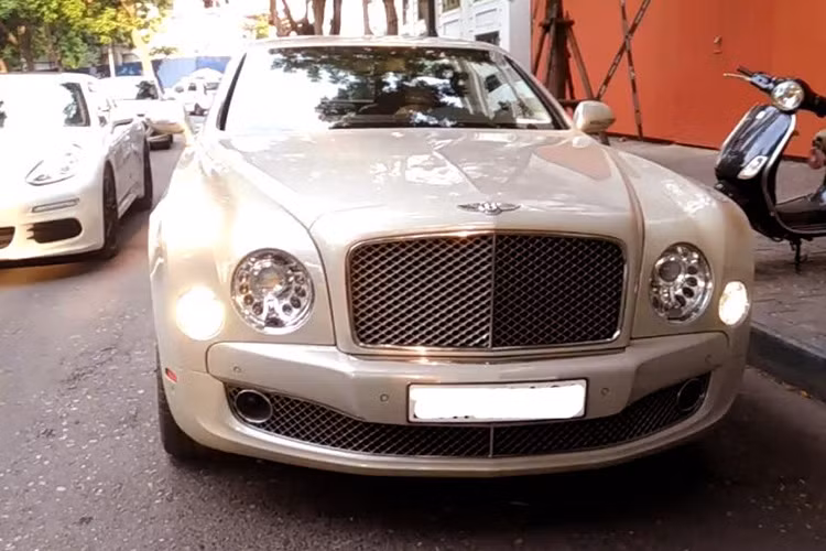 Trong khi đó, những chiếc mang biển kiểm soát nước ngoài NN hay ngoại giao NG có giá bán tầm 4 đến 5,5 tỷ Đồng. Do đó, chiếc Bentley Mulsanne đời cũ màu xanh dương được rao bán chỉ với mức giá 1,6 tỷ đồng đã gây choáng cho nhiều người (Ảnh minh hoạ).