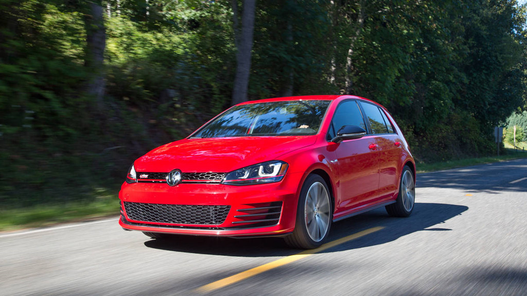 Dù không mang sức mạnh ấn tượng như những dòng xe hiệu suất cao, Volkswagen Golf GTI lại là chiếc xe mang tính biểu tượng của thương hiệu Đức. Được xây dựng trên nền tảng khung gầm MQB của Volkswagen, xe có hai khung phụ gắn liền với chắn bùn phía trước và sử dụng công nghệ hàn kẹp laser, tạo ra mối hàn chắc chắn gấp 4 lần mối hàn truyền thống. Xe sở hữu động cơ i4 2,0 lít tăng áp có công suất 220 mã lực và mô-men xoắn cực đại 350 Nm.