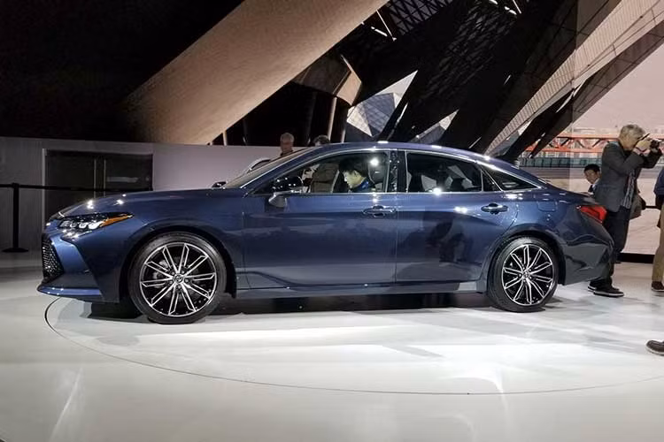 Giống như "người anh em" Camry 2018, Avalon thế hệ mới đã chuyển sang sử dụng cấu trúc TNGA. Đây là nền tảng của nhiều mẫu xe Toyota hiện tại. Do sử dụng cấu trúc mới, chiều dài cơ sở của Avalon 2019 tăng 2 inch trong khi chiều dài tổng thể tăng thêm 1 inch. Tổng thể Avalon 2019 cũng thấp hơn và rộng hơn thế hệ hiện tại. 
