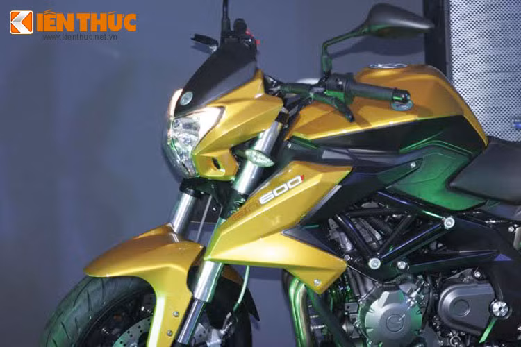 Benelli BN600i có hệ thống khung sườn làm bằng hợp kim nhôm. Xe sử dụng hệ thống giảm xóc hành trình ngược up side down có hành trình 50mm của Marzocchi.