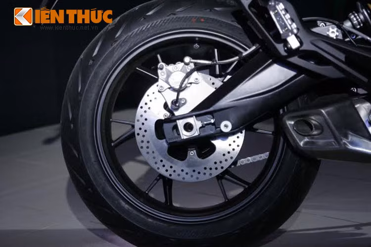 Xe được trang bị bộ lốp Metzeler của Đức mang tên Sportect M5 Interact với thông số lốp trước/sau lần lượt là 120/70 ZR17 và 180/55 ZR17.Ngoài ra, mẫu xe này còn được trang bị hệ thống phanh đĩa Brembo.