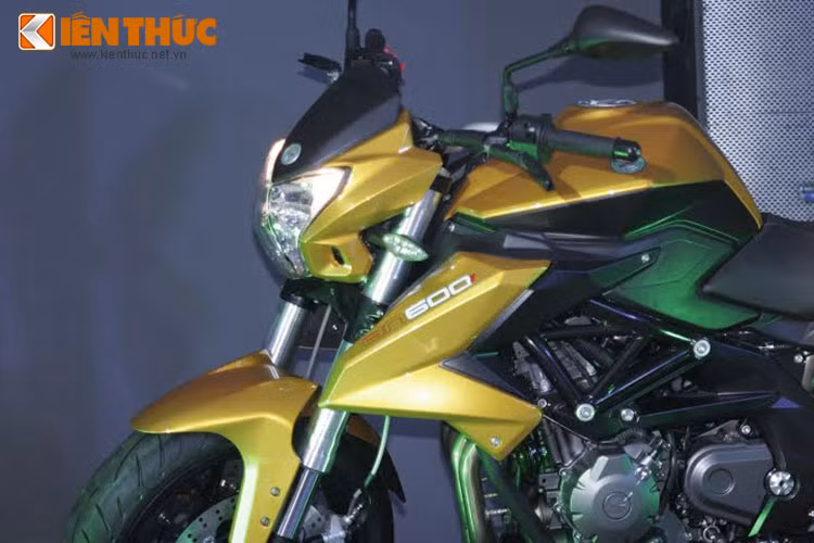 BN600i 2015 chỉ thay đổi ở màu sắc, hệ thống giảm xóc, gắp sau và kích thước dài hơn 2.160 x 800 x 1.180mm so với phiên bản cũ 2.102 x 800 x 1.100mm.